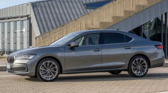 272 KM w hybrydzie plug-in. Nowa Skoda Superb Hatch iV staje na szczycie gamy